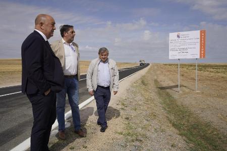 Imagen Atrás  Miguel Ángel de Vicente visita el resultado de la mejora realizada por la Diputación en la carretera entre Añe y Carbonero de Ahusín y en el aparcamiento para trabajadores del CSS La Fuencisla